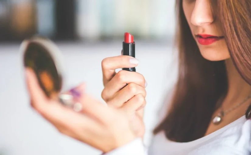 Wanita Karier Mulai Tinggalkan Makeup Tebal, Tren ‘No Makeup Makeup’ dan Skincare Simple Viral April 2026: ‘Kulit Bernapas Lebih Penting’