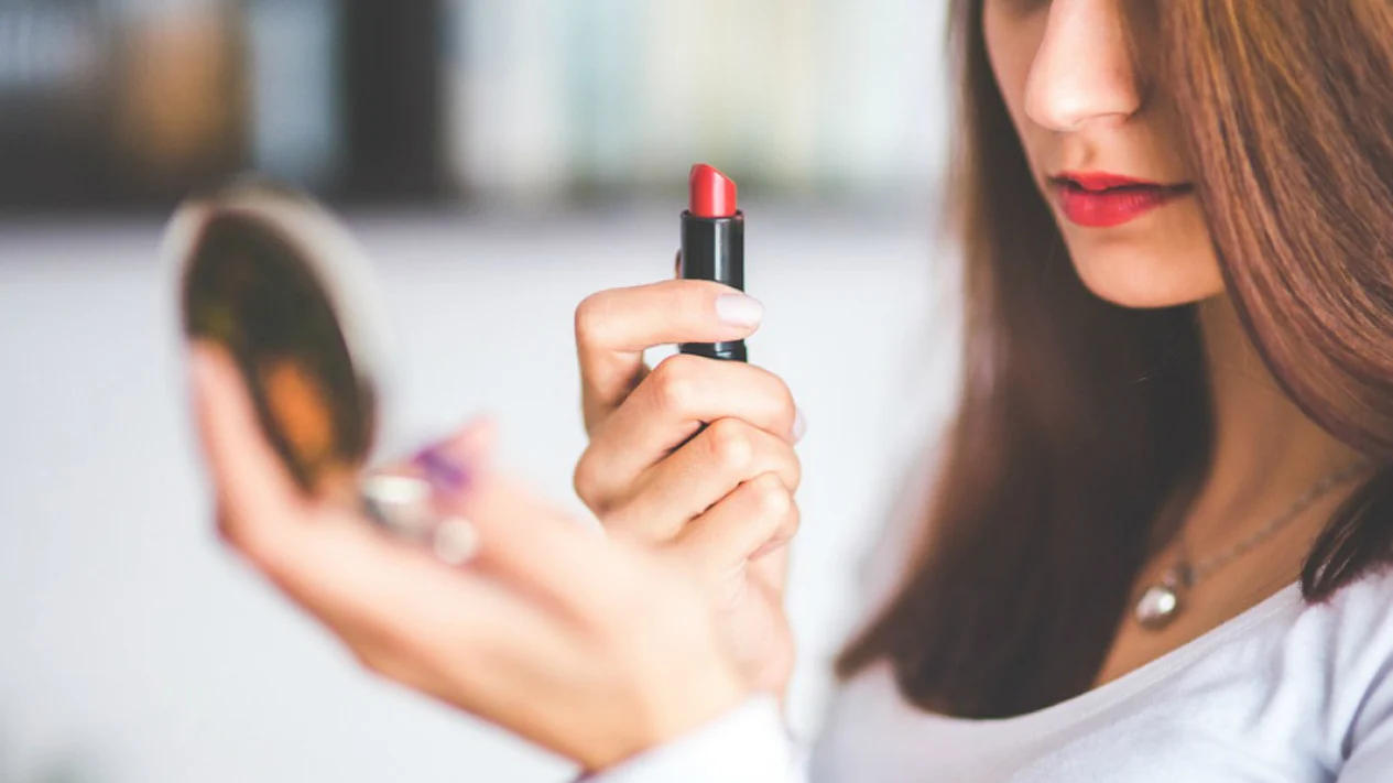 Wanita Karier Mulai Tinggalkan Makeup Tebal, Tren 'No Makeup Makeup' dan Skincare Simple Viral April 2026: 'Kulit Bernapas Lebih Penting'